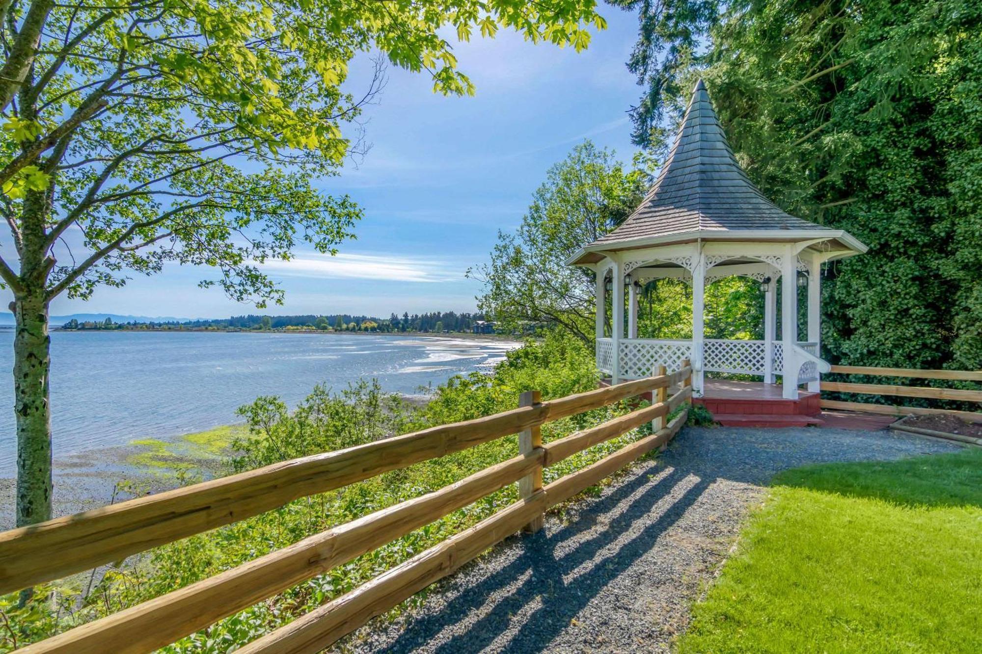 Bayside Oceanfront Resort Parksville Exterior photo